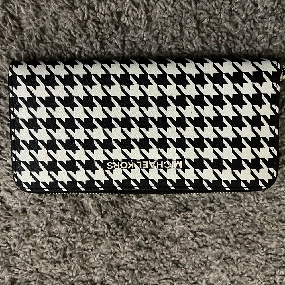 Michael Kors Black and White Houndstooth Wallet